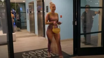 Sac à bandoulière Jennie Yellow Recycled Vegan porté par Ariana Madix comme on le voit dans Vanderpump Rules (S11E09)