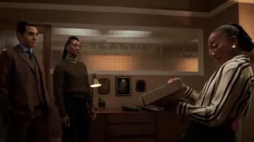 Khaite La camisa de seda a rayas Lucien usada por Amanda Wagner (Sonja Sohn) como se ve en Will Trent (T02E04)