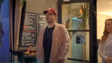 Sudadera con cremallera bordada con el logotipo de Needles usada por Tom Schwartz como se ve en Vanderpump Rules (S11E09)