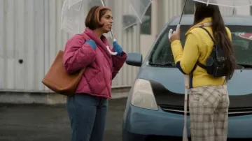 Madewell El bolso de transporte mediano usado por Camille Pham (Rakhee Morzaria) como se ve en Run the Burbs (T03E12)