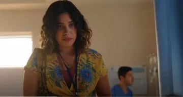 Haut cache-cœur en soie Madewell porté par Patsy (Otmara Marrero) dans Florida Man (S01E01)