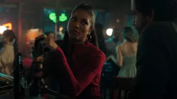 Diane von Furstenberg Audra Haut à col montant rayé porté par Iris (Lex Scott Davis) comme on le voit dans Florida Man (S01E01)