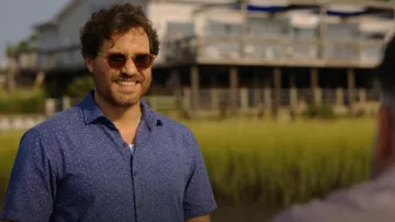 Camisa de manga corta de jacquard con estampado de cuadros gris exprés usada por Mike Valentine (Édgar Ramírez) como se ve en Florida Man (S01E01)