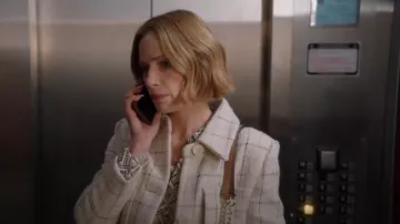 Veste en tweed à carreaux mangue portée par Grace Sawyer (Ali Larter) dans The Rookie (S06E04)