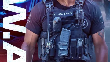 Le gilet tactique du Swat porté par le Sergent Daniel 'Hondo' Harrelson (She­mar Moore) dans la série Swat, Police d'elite (Saison 6 Épisode 11)