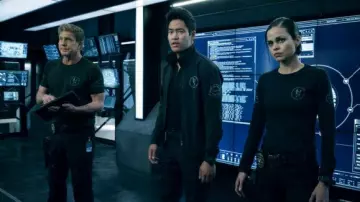 La veste zippée Blauer portée par l'Officier Victor Tan (David Lim) dans la série Swat, Police d'élite (Saison 4)
