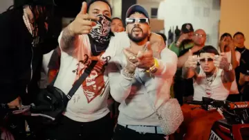 Amiri Light Blue Outline MA Trucker Hat usado por Anuel AA en VVS SWITCH Remix por Pressure9x19, YovngChimi, Hades66, CDobleta, Luar La L (Letra/Lyrics)