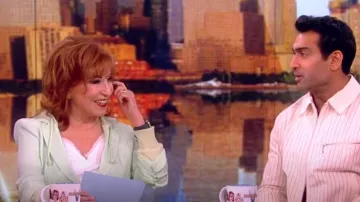 Cinq a Sept Chaqueta Khloé con capucha usada por Joy Behar como se ve en The View el 27 de marzo de 2024
