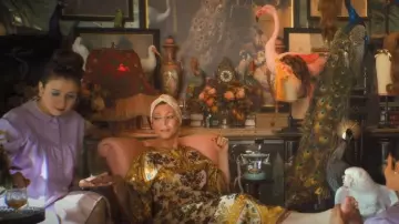 Georgie Keyloun Kaftan Talla única usado por Evelyn (Allison Janney) como se ve en Palm Royale (S01E01)