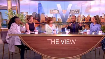 Combinaison large en coton Marin d’Ulla Johnson portée par Sara Haines dans The View le 27 mars 2024