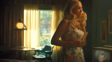 Lilly Pulitzer Robe Pulitzer portée par Maxine Simmons (Kristen Wiig) comme on le voit dans Palm Royale (S01E01)