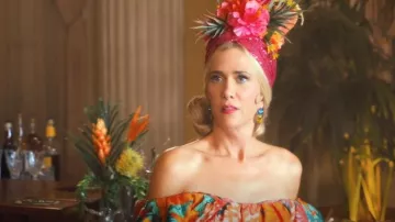 Boucles d’oreilles ananas Etsy Gem portées par Maxine Simmons (Kristen Wiig) comme on le voit dans Palm Royale (S01E04)