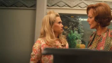 Robe et manteau Pat Sandler de Shrimpton portés par Maxine Simmons (Kristen Wiig) dans Palm Royale (S01E04)