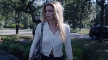 Pull polo zippé à manches longues Ardène porté par Delly West (Abbey Lee) tel qu’on le voit dans Florida Man (S01E05)