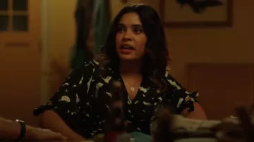 Ax Paris Robe à volants portefeuille imprimée pour femme portée par Patsy (Otmara Marrero) vue dans Florida Man (S01E06)