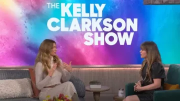 Reiss Cady - Robe mi-longue ajustée en maille portée par Gisele Bündchen dans The Kelly Clarkson Show le 26 mars 2024