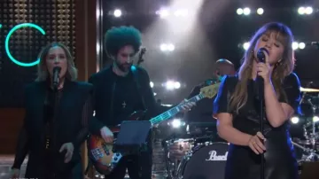 Vestido de Tanya Taylor Antonella usado por Kelly Clarkson como se ve en The Kelly Clarkson Show el 26 de marzo de 2024