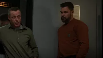 Sweat-shirt Carhartt Pocket porté par Adam Ruzek (Patrick Flueger) tel qu’on le voit dans Chicago P.D. (S11E07)