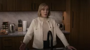 H&M Limited Textured Cream Gold Buttons Knit Short Cardigan usado por el Dr. Morgan Reznick (Fiona Gubelmann) como se ve en The Good Doctor (T07E04)