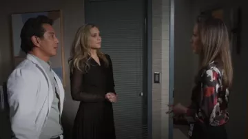 Robe plissée Sandro portée par le Dr Morgan Reznick (Fiona Gubelmann) comme on le voit dans The Good Doctor (S07E04)