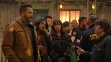 Veste utilitaire Carhartt portée par Frank Shaw (Joel McHale) dans Animal Control (S02E04)