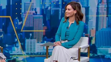 Blouse à lacets Moschino Self Tie Up portée par Rebecca Jarvis dans Good Morning America le 28 mars 2024