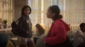 Sudadera con capucha de punto de mezcla de algodón con estampado en relieve Remi usada por Annika Longstreet (Justine Skye) como se ve en grown-ish (T06E10)