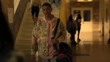 Blouson aviateur japonais x streetwear porté par Jamal Turner (Brett Gray) comme on le voit dans On My Block (S04E01)