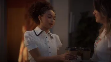 Blouse brodée Alice + Olivia Tamra portée par Kiela Hall (Daniella Perkins) comme on le voit dans grown-ish (S06E10)