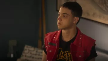 Gilet en jean Dohaooe Rock PUnk porté par Ruby Martinez (Jason Genao) comme on le voit dans On My Block (S04E01)