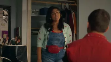 Boohoo Cushioned Bum Bag porté par Jasmine (Jessica Marie Garcia) comme on le voit dans On My Block (S04E01)