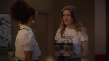 Re/Done You Turn Me On Cropped Baby Tee porté par Lauryn (Amelie Zilber) comme on le voit dans grown-ish (S06E10)