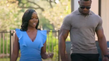 French Connection Mini vestido con cuello en V usado por Colony Reeves como se ve en Selling Tampa (S01E01)