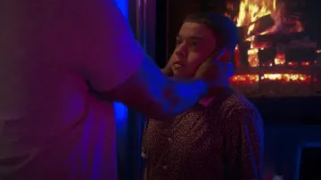Michael Kors Chemise Slim-Fit Stretch Geo-Print pour Homme et Commentaires - Chemises boutonnées décontractées portées par Ruby Martinez (Jason Genao) comme on le voit dans On My Block (S04E02)