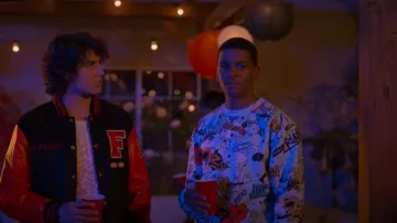 Capture d’écranmarque Mens Hipster Hip-Hop Urban Tees - NYC Street Fashion Graffiti Animation Print T-Shirt porté par Jamal Turner (Brett Gray) comme on le voit dans On My Block (S04E02)