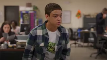 T-shirt Vans Micro Dazed Croc White porté par Ruby Martinez (Jason Genao) comme on le voit dans On My Block (S04E04)