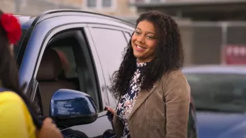 B Darlin Juniors Vestido Floral Mock Neck Flare usado por Monse Finnie (Sierra Capri) como se ve en On My Block (S04E05)