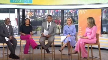 Pull à col Alice + Olivia Porla porté par Katie Sands comme on le voit dans Aujourd’hui