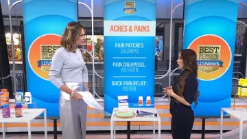 Falda de piel sintética metalizada Staud Oaklyn usada por Savannah Guthrie como se ve en Today el 28 de marzo de 2024