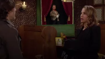 Chaqueta Circe de Karina Grimaldi usada por Lily Winters (Christel Khalil) como se ve en The Young and the Restless el 25 de marzo de 2024