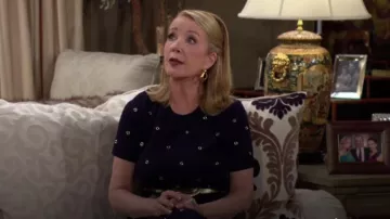 Suéter de viscosa elástica adornado con ojales MICHAEL Michael Kors usado por Nikki Reed Newman (Melody Thomas Scott) como se ve en The Young and the Restless el 25 de marzo de 2024