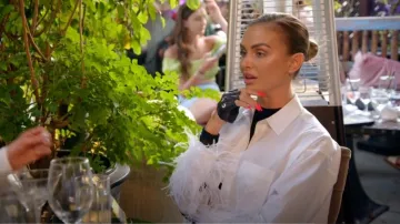Chemise boutonnée en popeline de coton bordée de plumes Jcrew avec col portée par Lala Kent comme on le voit dans Vanderpump Rules (S11E09)