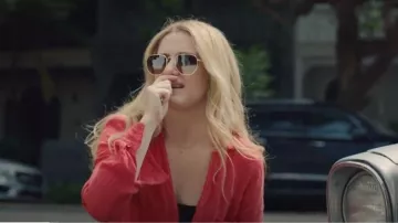 Kirstin Ash A Outline Initial Necklace porté par Ashley (Harriet Dyer) comme on le voit dans Colin de Accounts (S01E01)