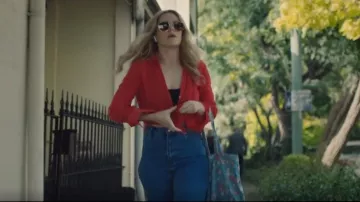 Les fusées éclairantes de la côte est de Rolla portées par Ashley (Harriet Dyer) comme on le voit dans Colin de Accounts (S01E01)