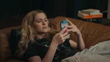 Au-delà de son t-shirt Sun & Moon en noir délavé porté par Ashley (Harriet Dyer) comme on le voit dans Colin de Accounts (S01E02)
