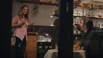 Blazer sans manches Kookai Fenton porté par Flash’s Date comme on le voit dans Colin de Accounts (S01E02)