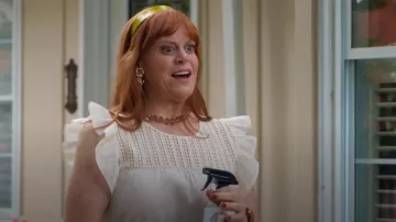 Top sans manches brodé Vero Moda porté par Rosie Phillips (Nikki Duval) comme on le voit dans Workin' Moms (S06E03)