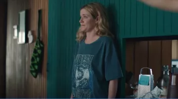 Au-delà de son t-shirt Liberty en Deep Sea porté par Ashley (Harriet Dyer) comme on le voit dans Colin de Accounts (S01E05)