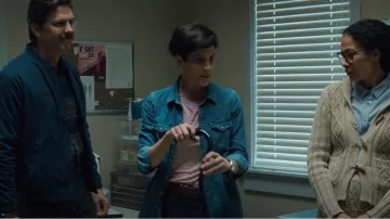Levi's Es­sen­tial West­ern Top worn by Dr. Sarah Gunning (Annabeth Gish) as seen in Midnight Mass (S01E03)