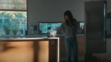 Sézane Mia Cartigan usada por Ulrika Sandell (Lo Kauppi) como se ve en Una familia casi normal (T01E01)